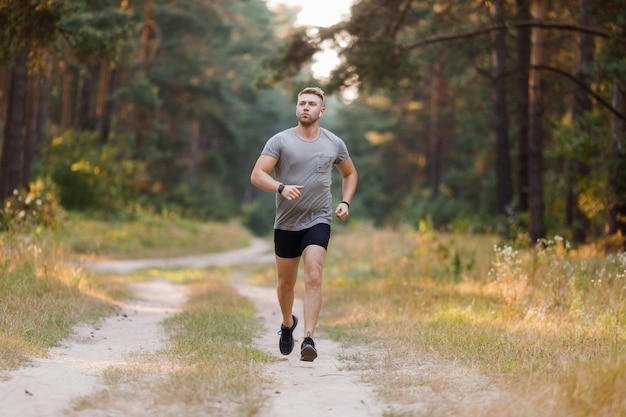 Mann joggt im Wald