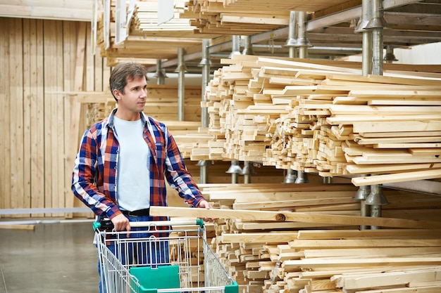 Foto mann kauft holz im shop ein