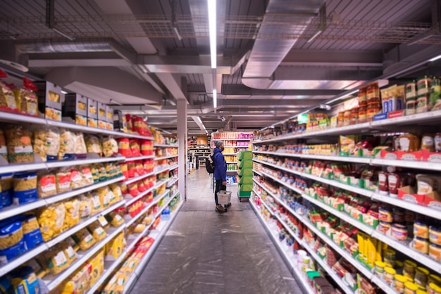 Mann kauft im modernen Supermarkt ein