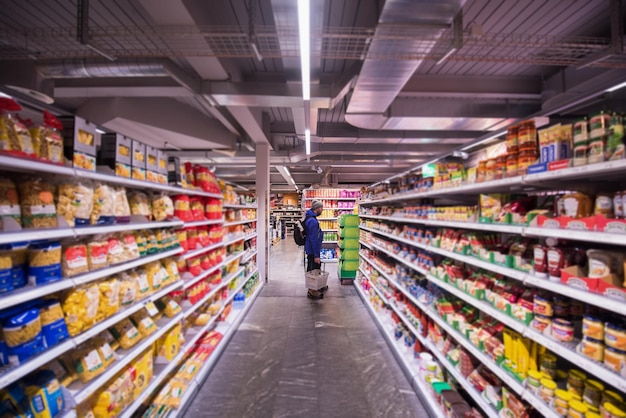 Mann kauft im modernen Supermarkt ein