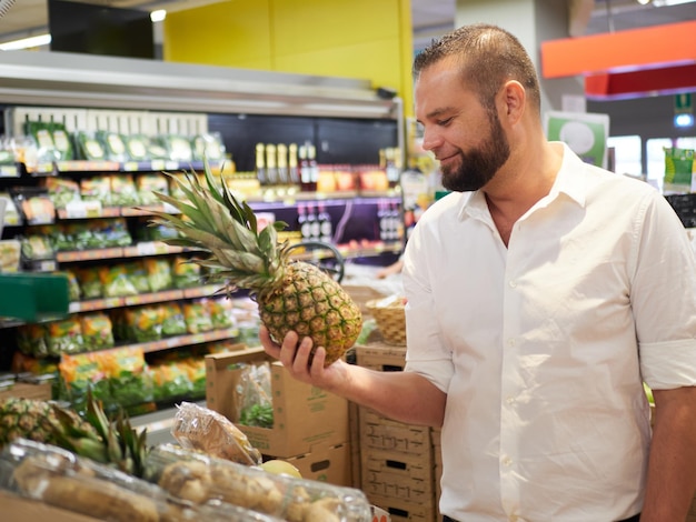 Foto mann kauft obst und gemüse im supermarkt