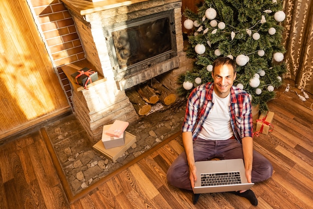 Mann kauft online Weihnachtsgeschenke ein