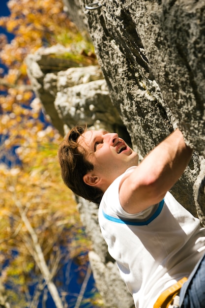 Mann Kletterfelsen