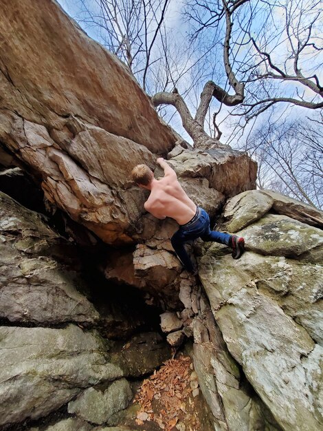 Foto mann klettert auf felsen