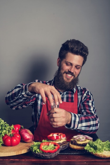 Mann kocht frische selbstgemachte Burger hautnah