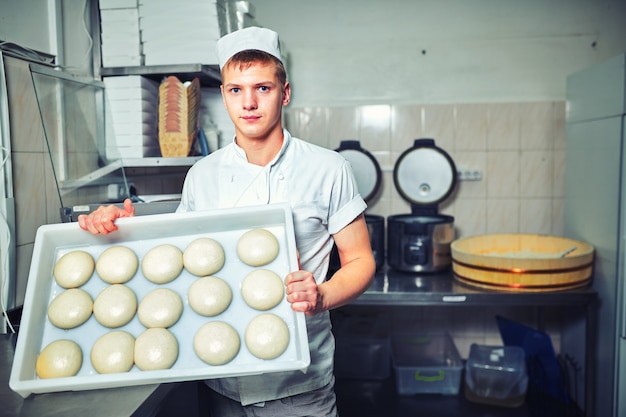 Mann kocht in der Küche, die Teig zubereitet