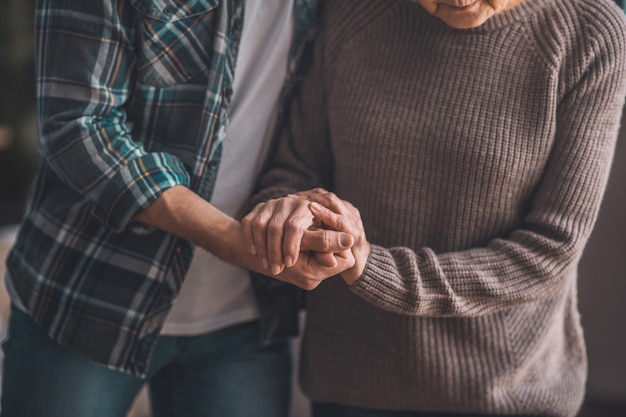 Foto mann kümmert sich um seine kranke mutter