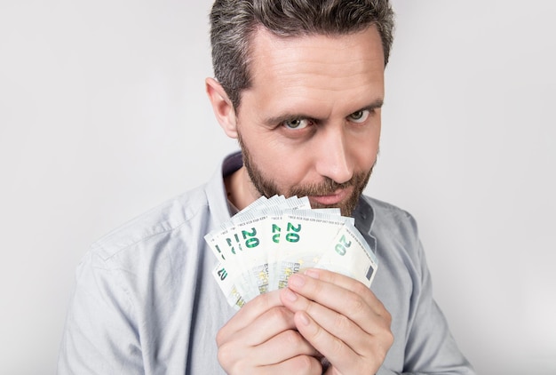 Foto mann lächelt mit dem geldverdienen banknoten foto des mannes mit dem geldverdienen mann mit dem geldverdienen