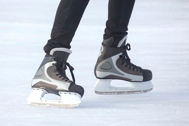 Mann läuft aktiv auf einer Eisbahn