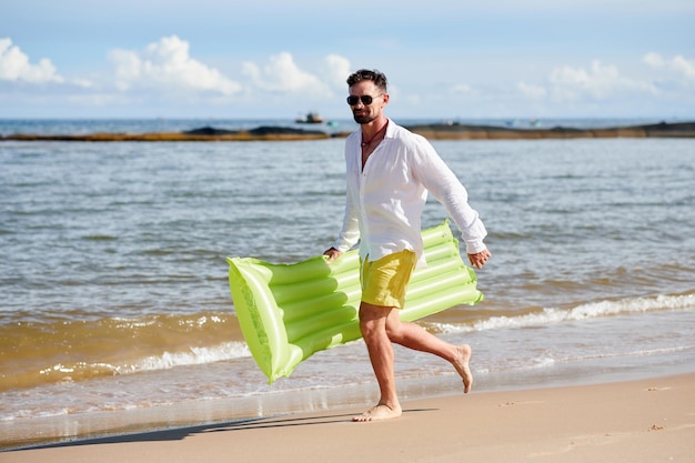 Mann läuft am Strand