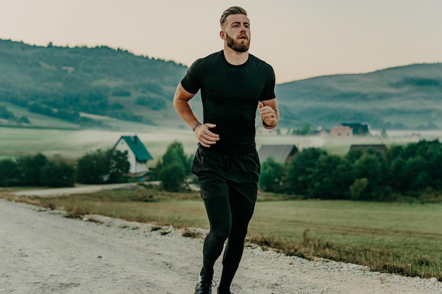 Mann läuft / sprintet auf der Straße in den Bergen. Fit männlicher Fitnessläufer beim Training im Freien. Junger kaukasischer Mann.