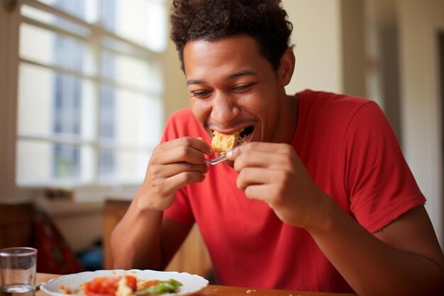 Mann leckt Finger, während er zu Hause Essen isst