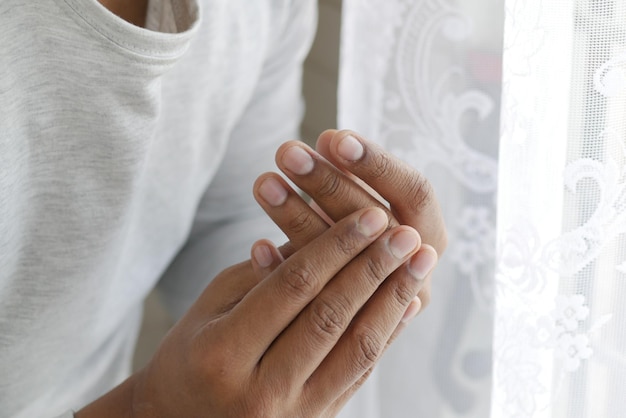 Mann leidet Schmerzen in der Hand Nahaufnahme