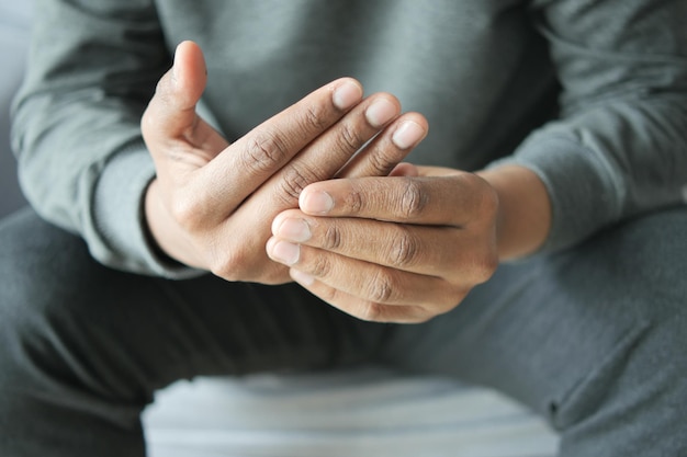 Mann leidet Schmerzen in der Hand Nahaufnahme