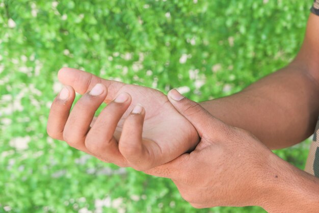 Mann leidet Schmerzen in der Hand Nahaufnahme