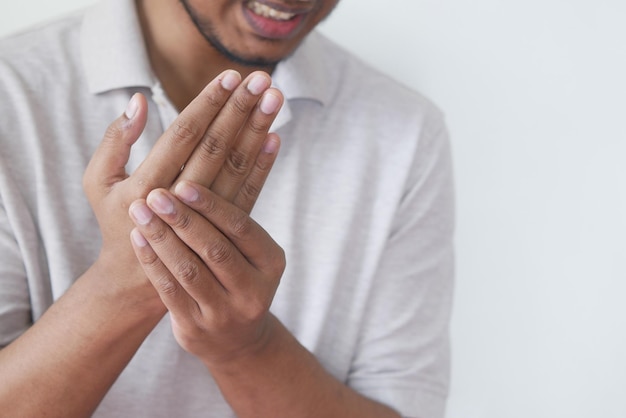 Mann leidet unter Schmerzen in der Hand aus nächster Nähe