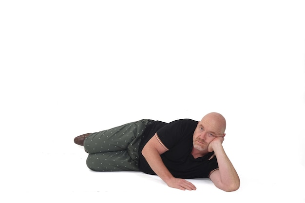 Mann liegt auf dem Boden auf Weiß