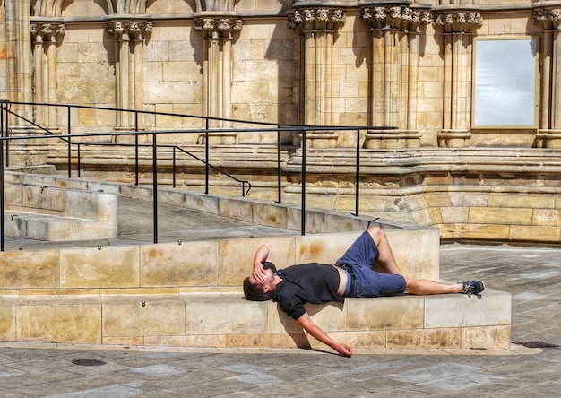 Foto mann liegt auf steinstufen im york minster