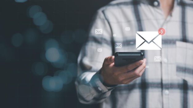Mann liest E-Mail von seinem Smartphone ausE-Mail-Marketing und Newsletter-KonzeptDigit