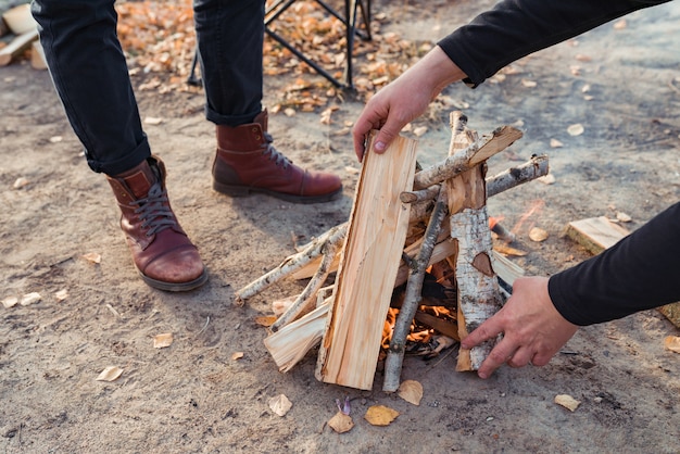 Foto mann macht ein feuer in der natur