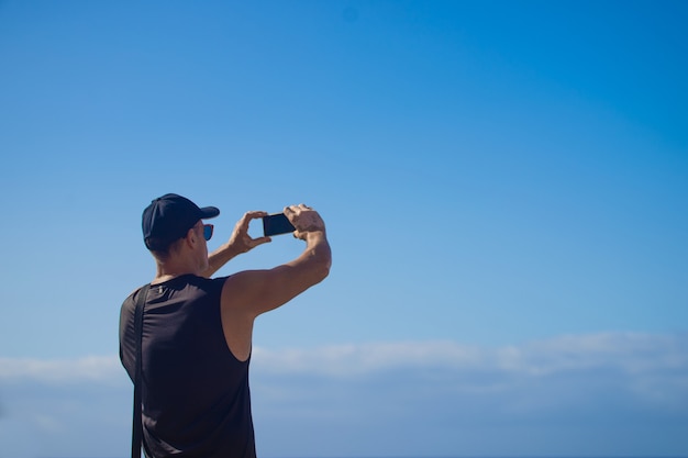 Mann macht ein Selfie in der Natur