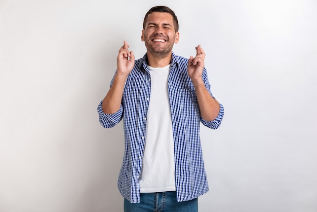 Mann macht eine Geste vom Kreuzen der Finger im Studio