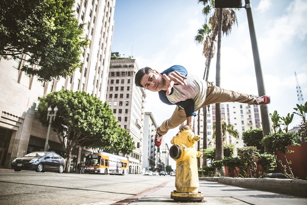 Mann macht Parkour