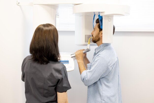 Foto mann macht röntgen des kieferes in der klinik