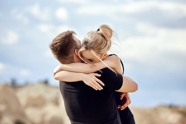 Mann macht seiner freundin einen heiratsantrag