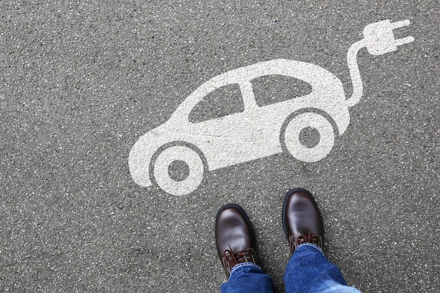 Mann Menschen Elektroauto Fahrzeug Straße Straßenverkehr umweltfreundliche Mobilität