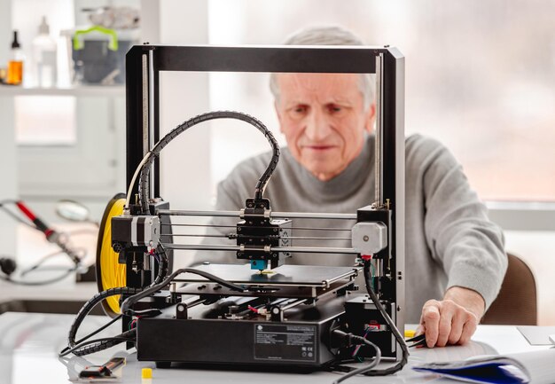 Mann mit 3D-Drucker