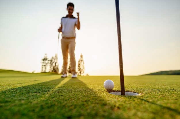 Mann mit Ball auf dem Golfplatz