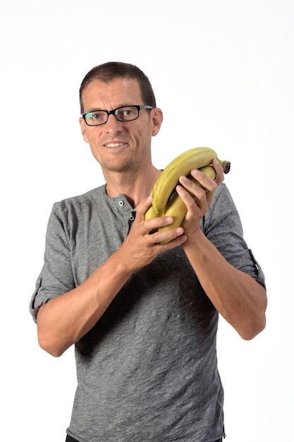 Mann mit Banane auf weißem Hintergrund