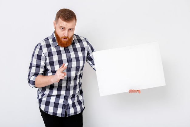 Mann mit Bart, der eine große weiße Karte hält