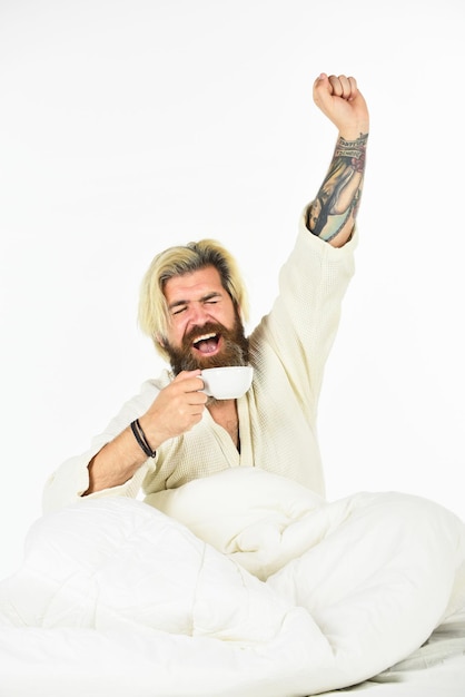 Foto mann mit bart im morgenmantel kerl in badekleidung halten kaffee morgenrituale konzept müde mann trinkt kaffee jeder morgen beginnt mit kaffee junggeselle im bademantel