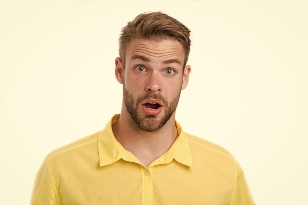 Mann mit Bart oder ungeschorenem Mann sieht gut aus und gut gepflegt Mann mit Bart und attraktiv kümmert sich um sein Aussehen Hautpflege-Konzept Mann mit Borsten auf überraschtem Gesicht isolierter weißer Hintergrund