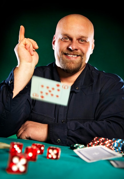 Mann mit Bart spielt Poker...