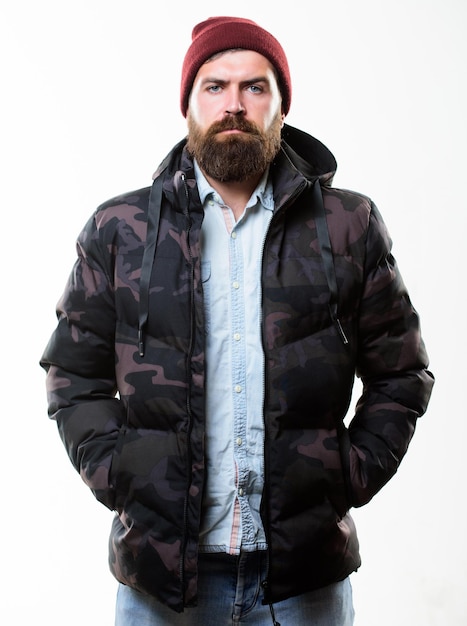 Mann mit Bart stehen warme schwarze Jacke Parka isoliert auf weißem Hintergrund Winter-Outfit Hipster Wintermode Winter stilvolle Herrenmode Guy Wear Hut und schwarze Winterjacke Stilvoll und bequem