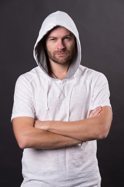 Mann mit Bart trägt Kapuze. Bärtiger Mann im lässigen Sweatshirt. Mode-Modell im Hoodie-T-Shirt. Aktiver Lebensstil und Gesundheitsaktivitäten. Modestil und Trendkonzept.