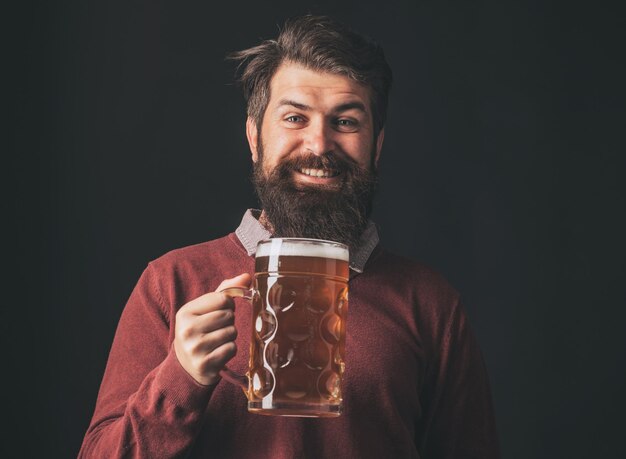 Mann mit Bart trinkt Bier Retro-Mann mit einem Bier Barmann Deutschland Bayern Biersorten und Stile Bart