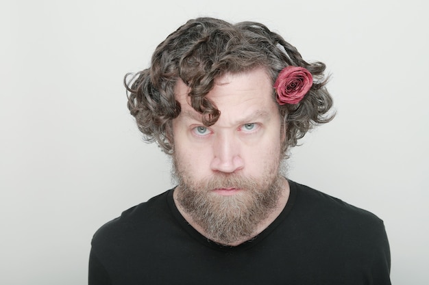 Mann mit Bart und Blume im Haar