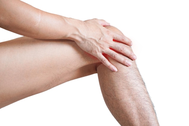 Mann mit beiden Handflächen um die Kniescheibe, um Schmerzen und Verletzungen auf weißem Hintergrund im Kniebereich zu zeigen