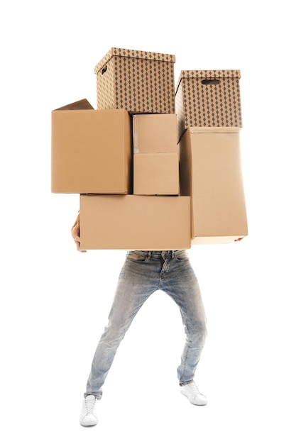 Mann mit beweglichen Kisten auf weißem Hintergrund