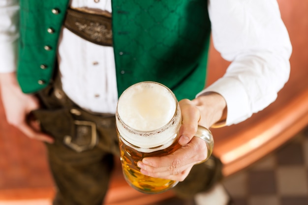 Mann mit Bierglas in der Brauerei