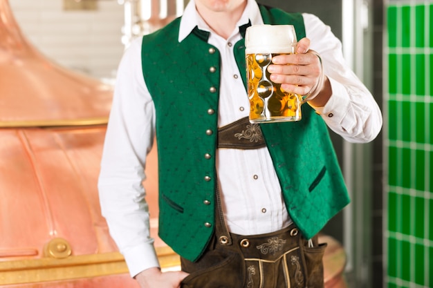 Mann mit Bierglas in der Brauerei