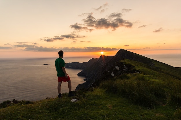 Mann mit Blick auf die Croaghaun Cliffs auf Achill Island Ireland