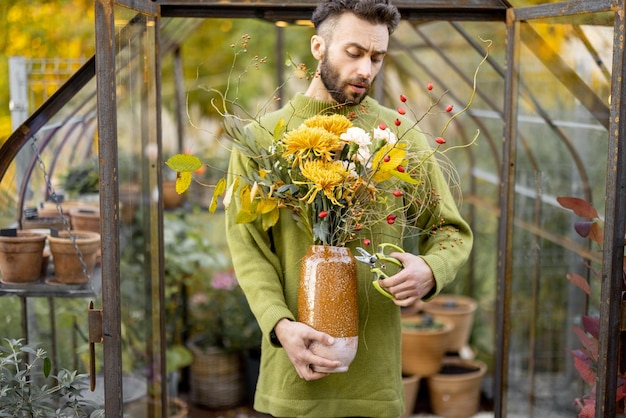 Mann mit Blumenstrauß im Garten