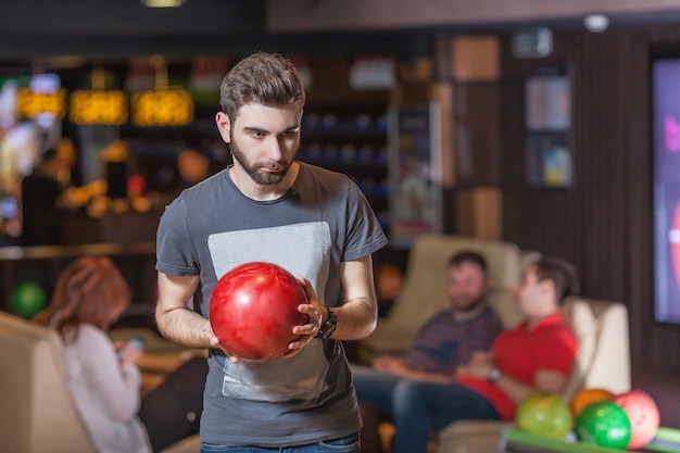 Mann mit Bowlingkugel