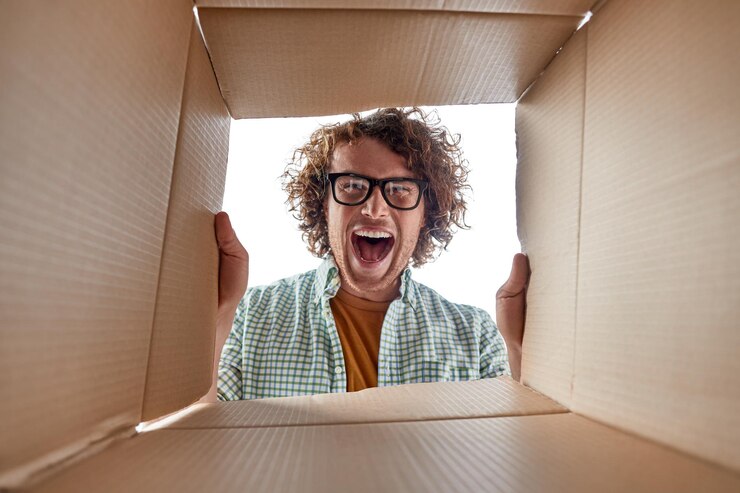 Mann mit Brille, der in die Box schaut