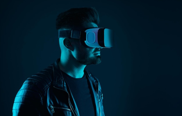 Mann mit Brille der virtuellen Realität im dunklen Raum